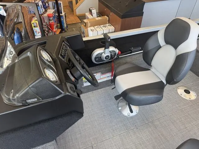 Slide: The Image of Alumacraft Competitor 165 SC 2024 - 13