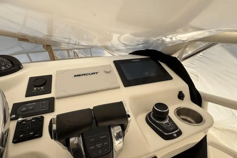 Slide: The Image of Boston Whaler 420 Outrage 2018 - 33