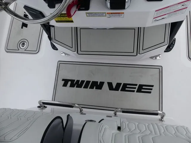 Slide: The Image of Twin Vee 280 GFX CC 2025 - 23