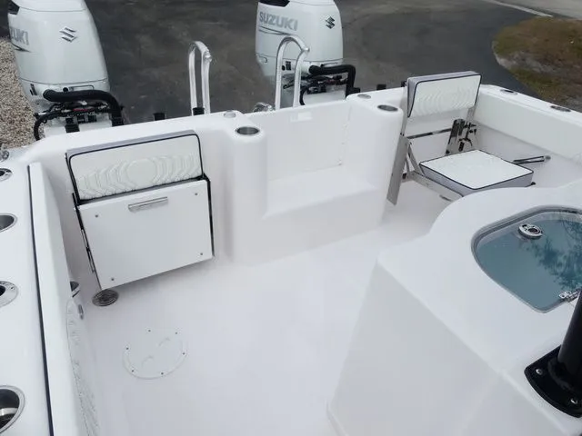 Slide: The Image of Twin Vee 280 GFX CC 2025 - 24