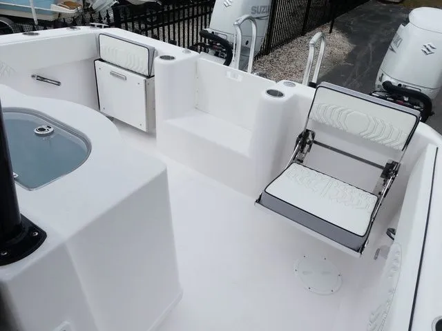 Slide: The Image of Twin Vee 280 GFX CC 2025 - 25