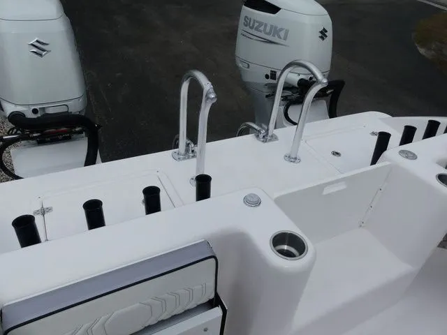 Slide: The Image of Twin Vee 280 GFX CC 2025 - 28