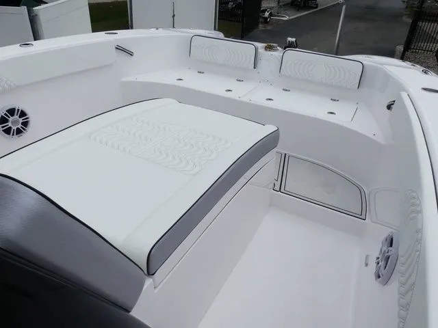 Slide: The Image of Twin Vee 280 GFX CC 2025 - 32