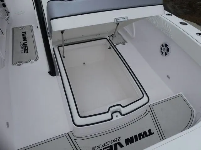 Slide: The Image of Twin Vee 280 GFX CC 2025 - 34