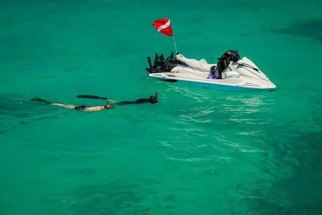 Slide: The Image of 2025 Yamaha Waverunner VX Cruiser HO with Audio in turquoise water, diver nearby. - 19