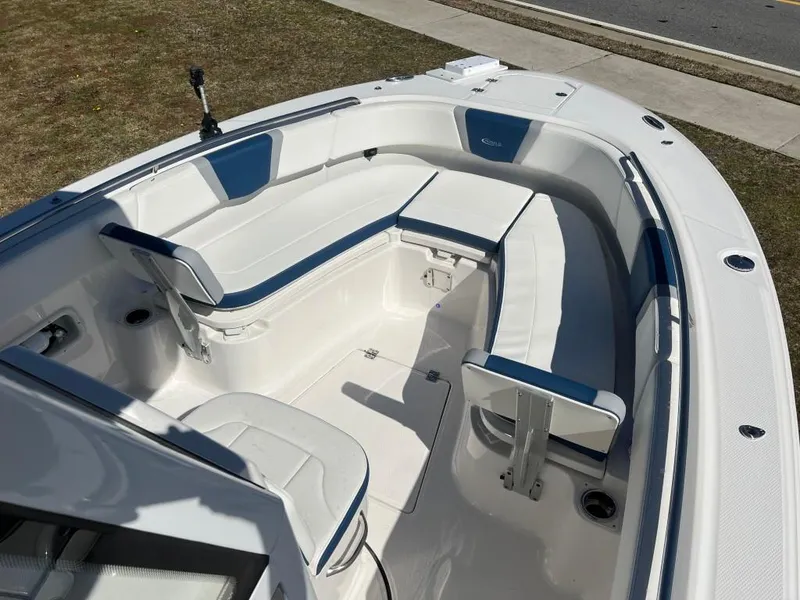 Slide: The Image of Robalo 250 Center Console 2025 - 10
