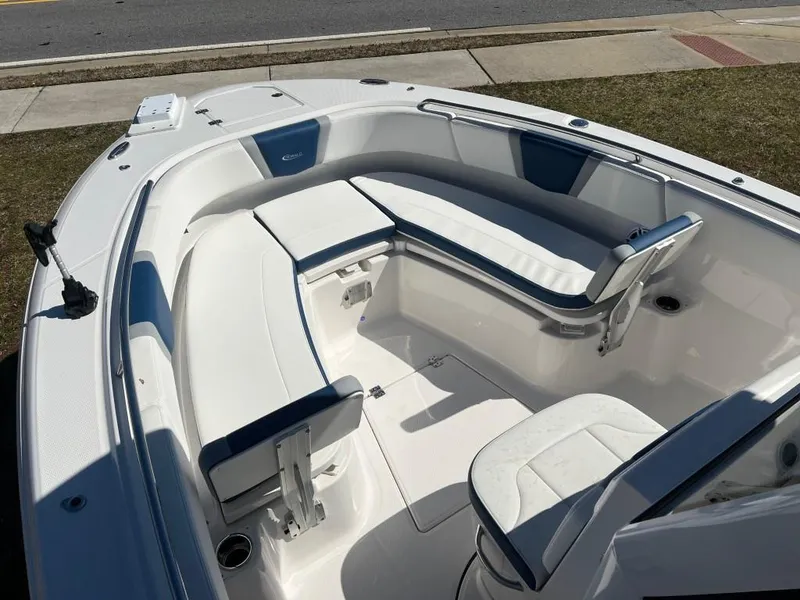 Slide: The Image of Robalo 250 Center Console 2025 - 11