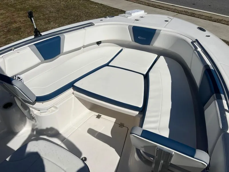 Slide: The Image of Robalo 250 Center Console 2025 - 12