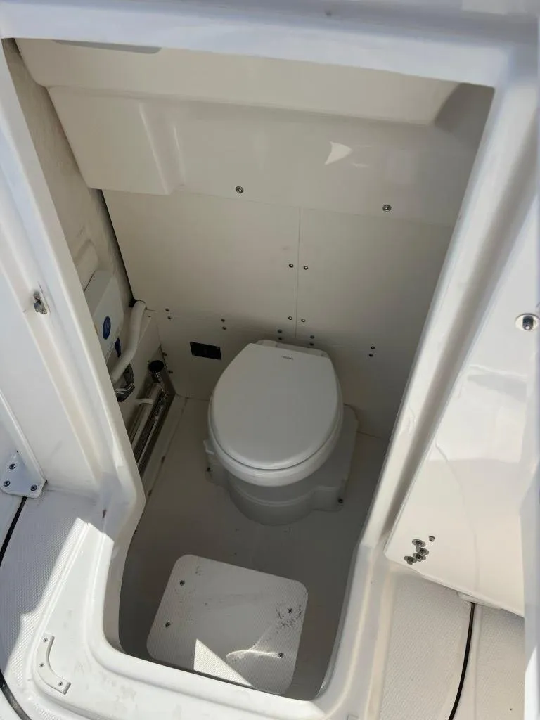 Slide: The Image of Robalo 250 Center Console 2025 - 13