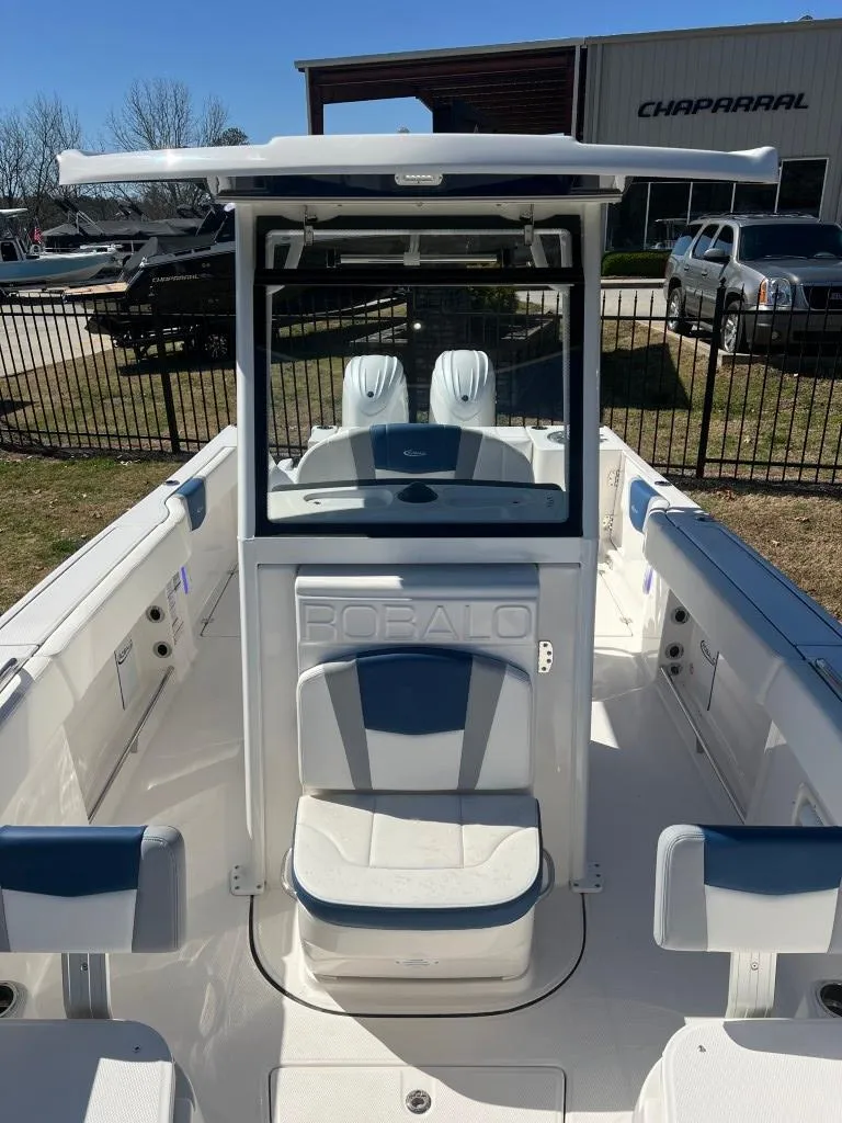Slide: The Image of Robalo 250 Center Console 2025 - 14