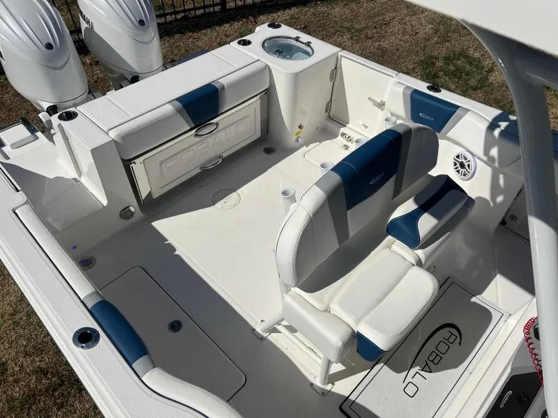 Slide: The Image of Robalo 250 Center Console 2025 - 15