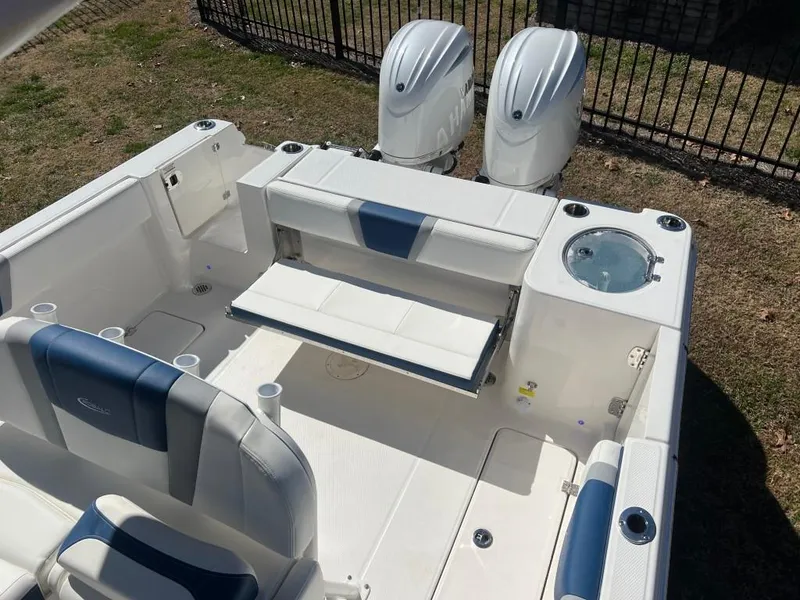 Slide: The Image of Robalo 250 Center Console 2025 - 16