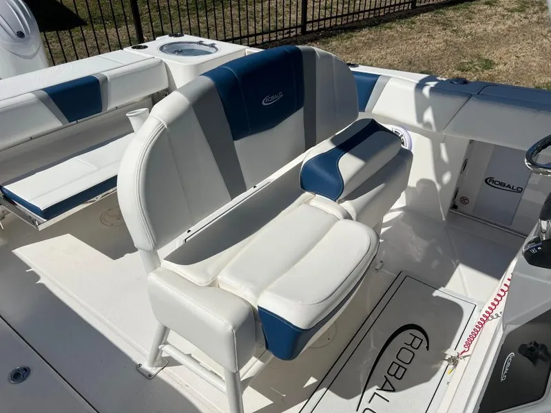 Slide: The Image of Robalo 250 Center Console 2025 - 17