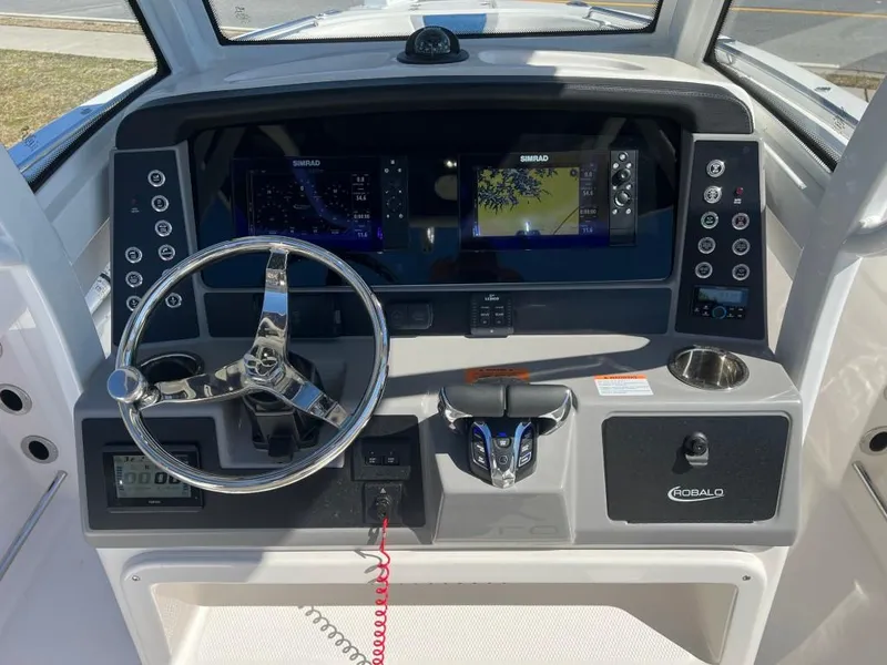 Slide: The Image of Robalo 250 Center Console 2025 - 19