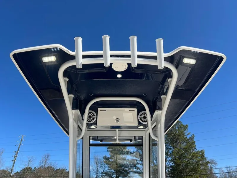 Slide: The Image of Robalo 250 Center Console 2025 - 20