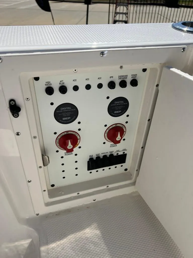 Slide: The Image of Robalo 250 Center Console 2025 - 21