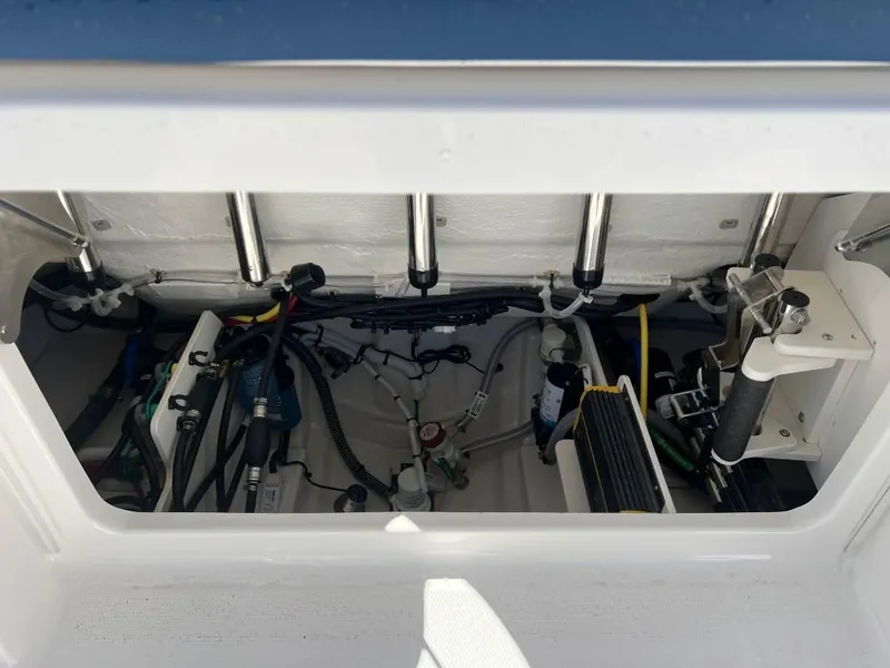 Slide: The Image of Robalo 250 Center Console 2025 - 22