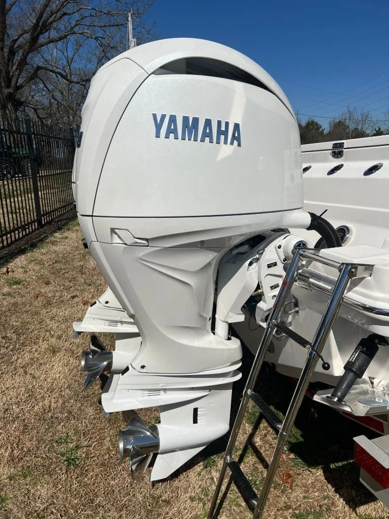 Slide: The Image of Robalo 250 Center Console 2025 - 24