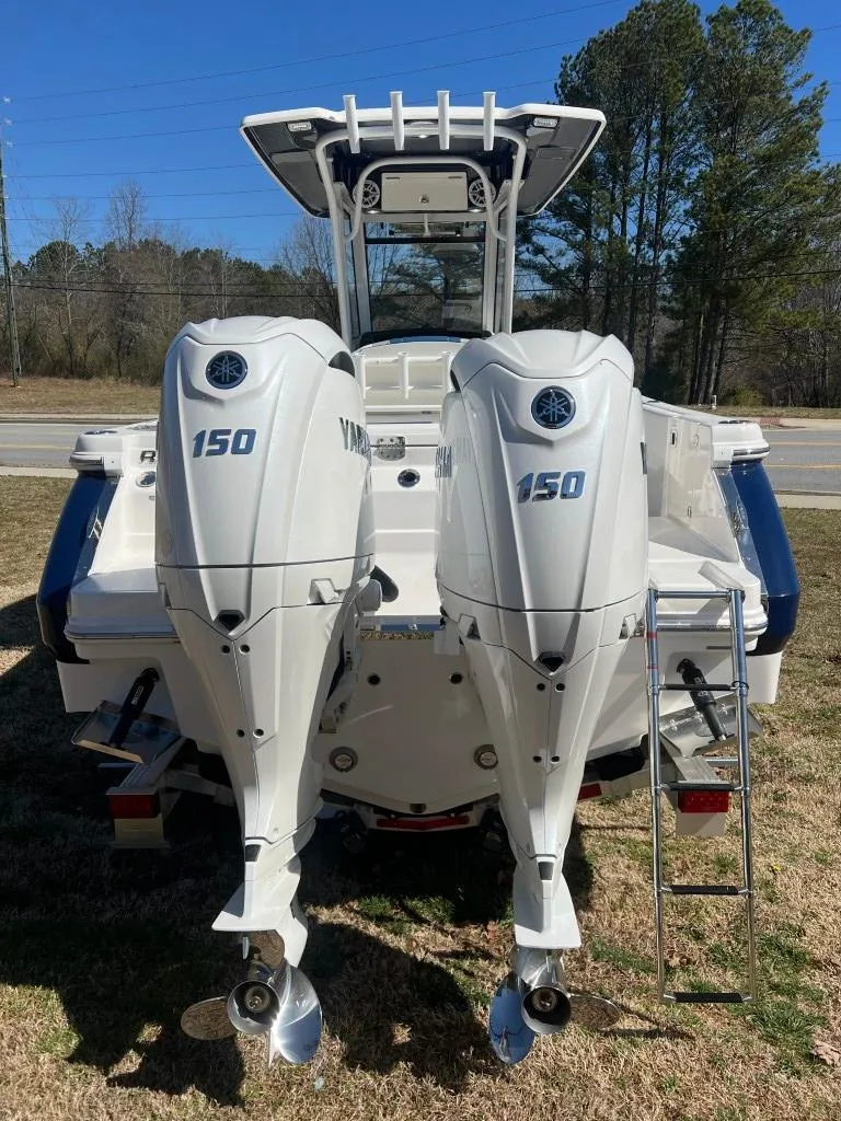 Slide: The Image of Robalo 250 Center Console 2025 - 4