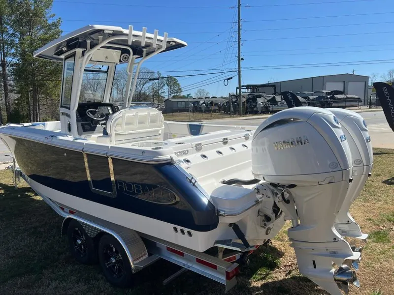 Slide: The Image of Robalo 250 Center Console 2025 - 5