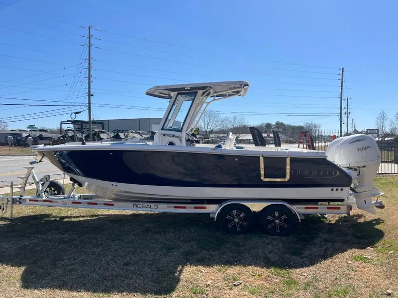 Slide: The Image of Robalo 250 Center Console 2025 - 6