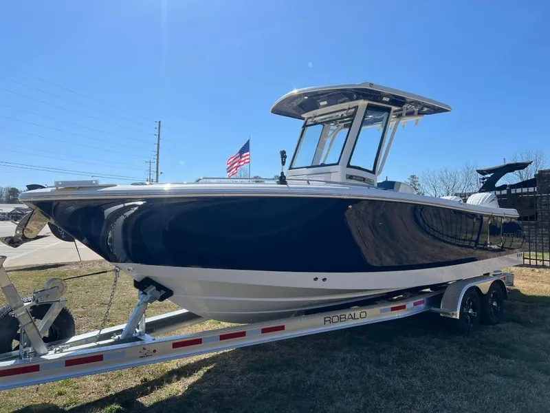 Slide: The Image of Robalo 250 Center Console 2025 - 7