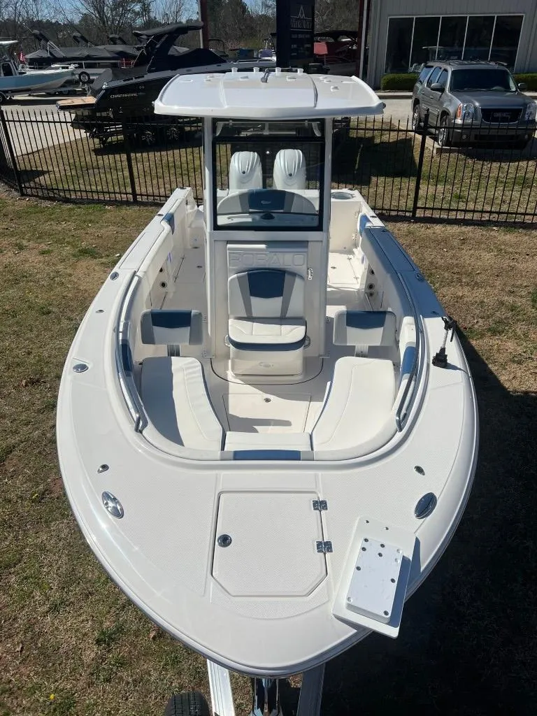 Slide: The Image of Robalo 250 Center Console 2025 - 8