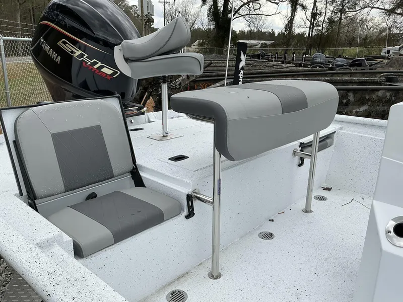 Slide: The Image of 2025 Xpress Xplorer Series XP20CC boat interior with Yamaha engine and seating. - 10