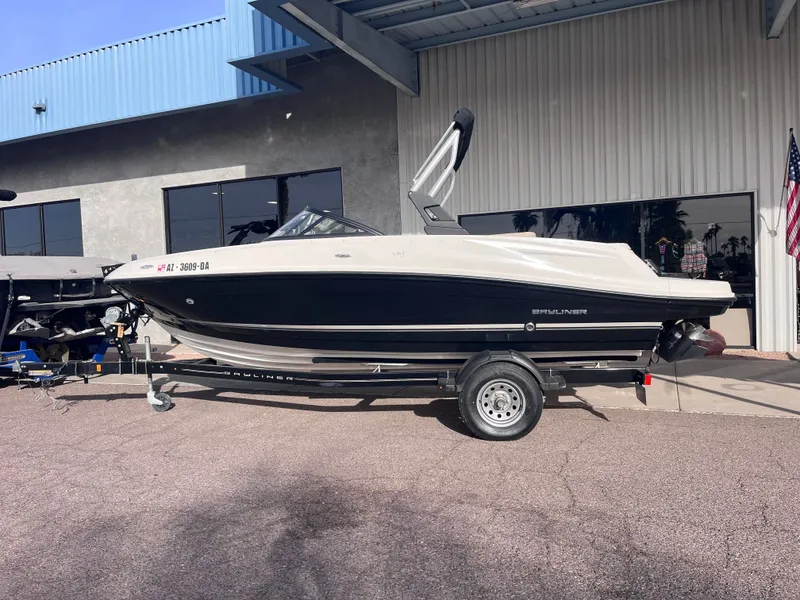 The Image of Bayliner VR5 2016 - 1