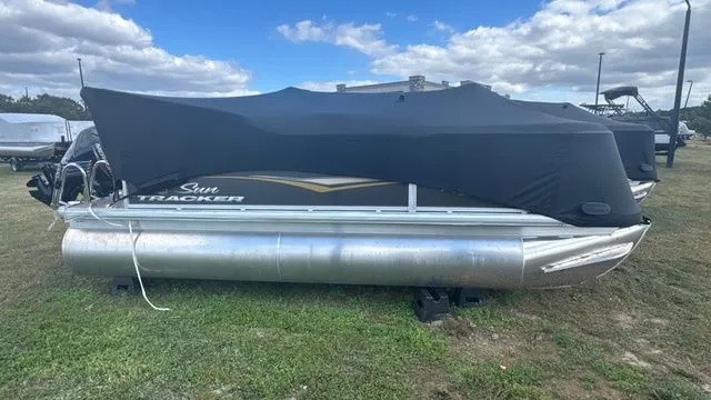 Slide: The Image of Sun Tracker PARTY BARGE 18 W/75 HP 2025 - 3