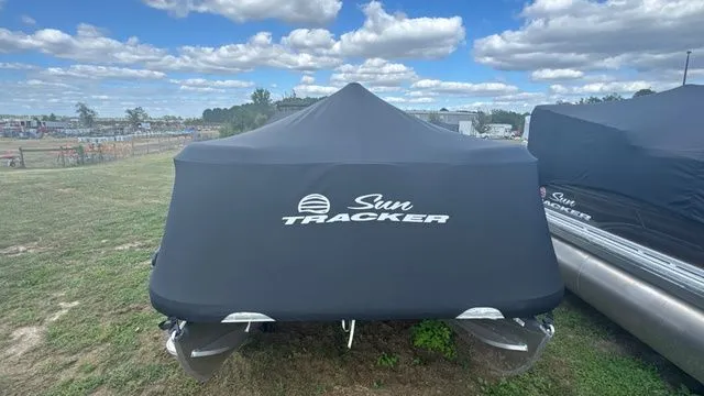 Slide: The Image of Sun Tracker PARTY BARGE 18 W/75 HP 2025 - 5