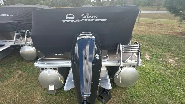 Slide: The Image of Sun Tracker PARTY BARGE 18 W/75 HP 2025 - 7