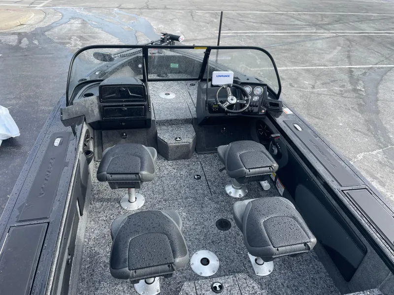 Slide: The Image of 2025 Tracker Targa V-19 WT boat interior with four seats and steering console. - 7