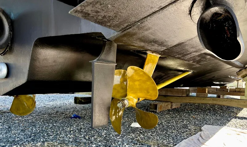 Slide: The Image of Propeller and hull of 2006 Sea Ray 48 Sundancer on dry dock. - 28