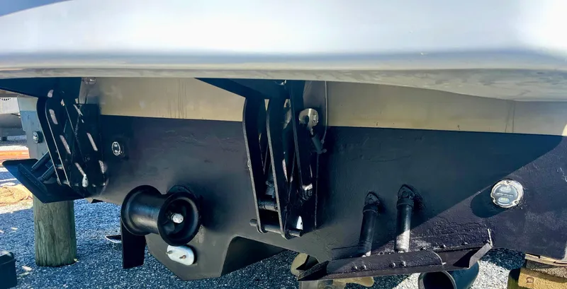 Slide: The Image of 2006 Sea Ray 48 Sundancer boat hull and propeller detail. - 32