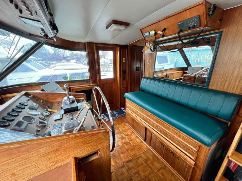 Slide: The Image of Hatteras 58 MY 1980 - 3