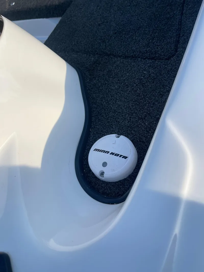 Slide: The Image of 2005 Nitro NX 882 DC boat interior with Minn Kota component. - 31