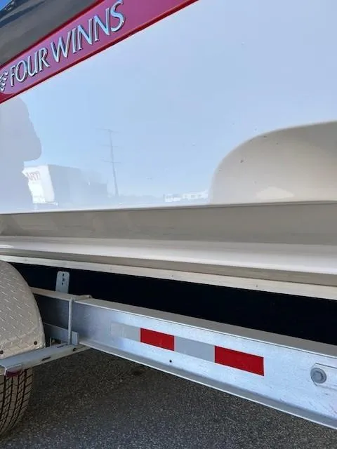 Slide: The Image of 2018 Four Winns Horizon H290 boat on trailer, side view. - 4