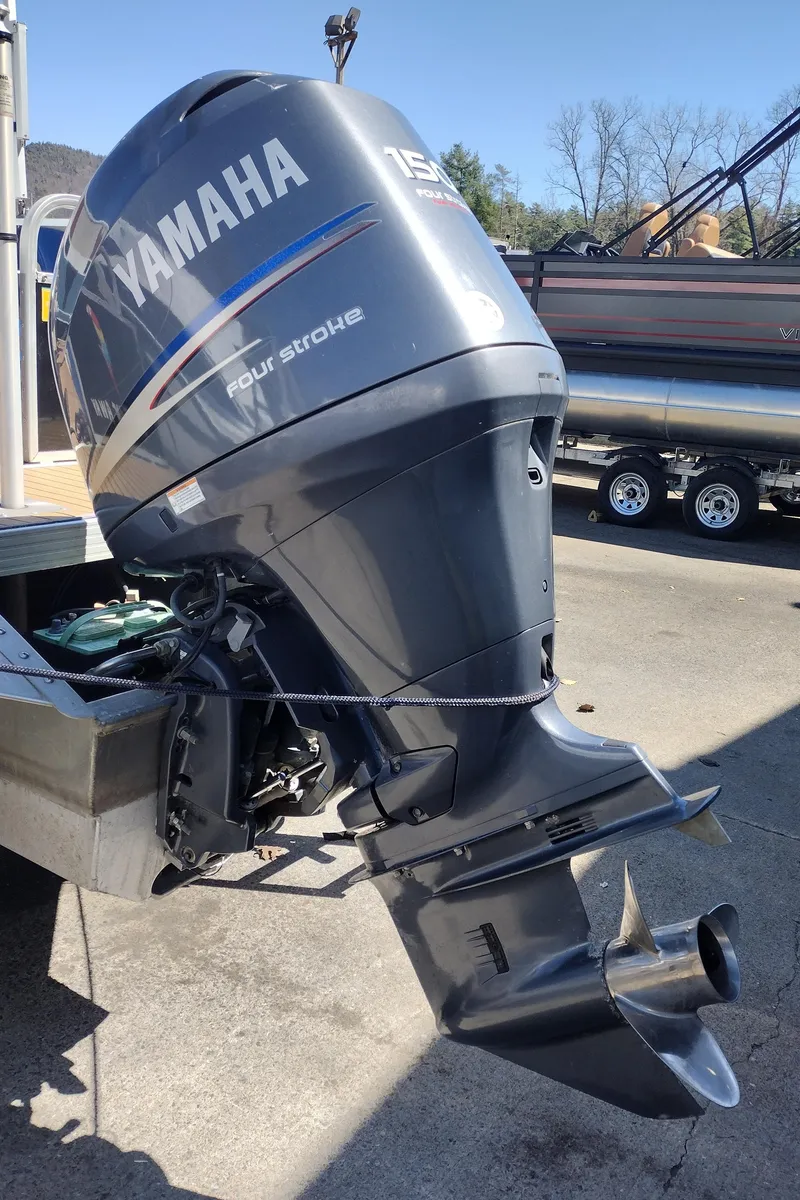 Slide: The Image of Yamaha four-stroke outboard motor on Veranda RFL2575V, 2012 model, parked outdoors. - 43
