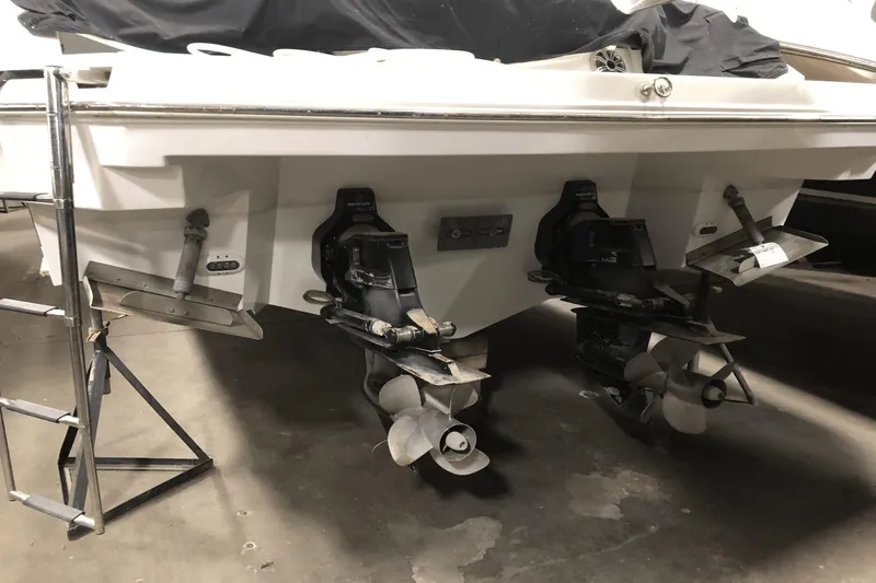 Slide: The Image of Cruisers Yachts 338SS 2017 - 17