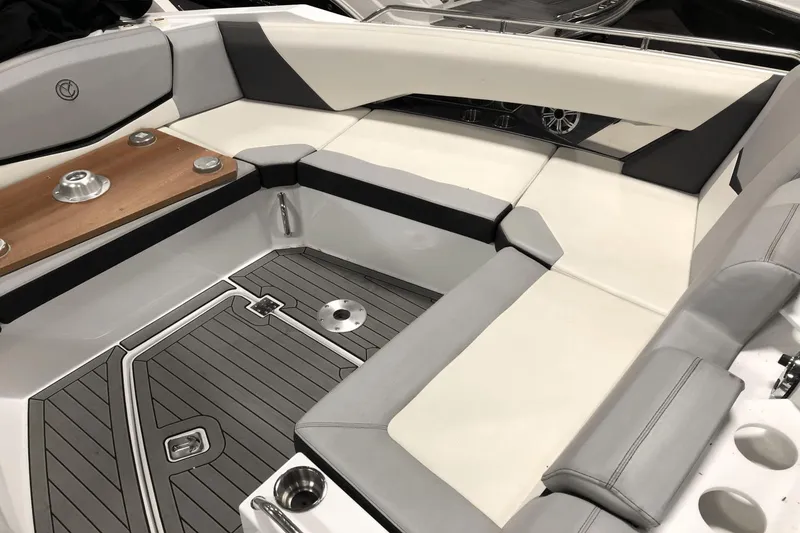 Slide: The Image of Cruisers Yachts 338SS 2017 - 21