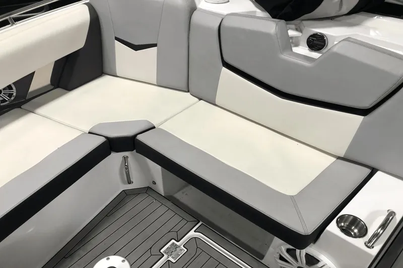 Slide: The Image of Cruisers Yachts 338SS 2017 - 22