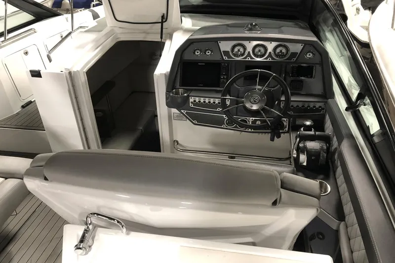 Slide: The Image of Cruisers Yachts 338SS 2017 - 28