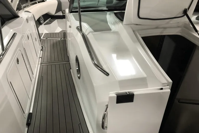 Slide: The Image of Cruisers Yachts 338SS 2017 - 9