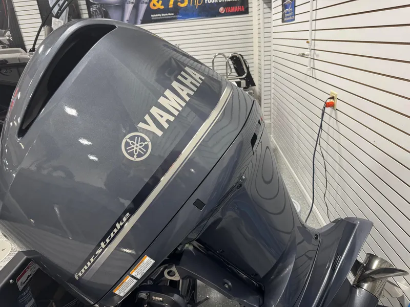 Slide: The Image of Yamaha four-stroke outboard motor on a 2025 Bennington 25 RSB boat. - 27