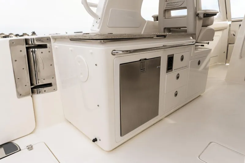 Slide: The Image of Boston Whaler 380 Realm 2026 - 100