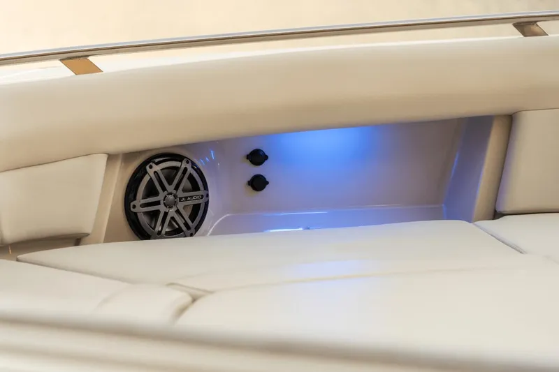 Slide: The Image of Boston Whaler 380 Realm 2026 - 42