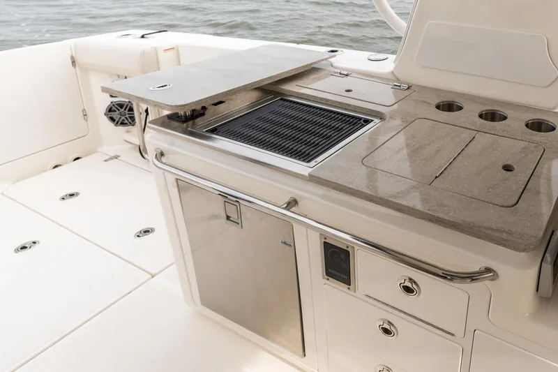 Slide: The Image of Boston Whaler 380 Realm 2026 - 97