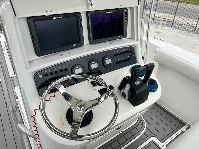 Slide: The Image of Boston Whaler 270 Outrage 2004 - 4