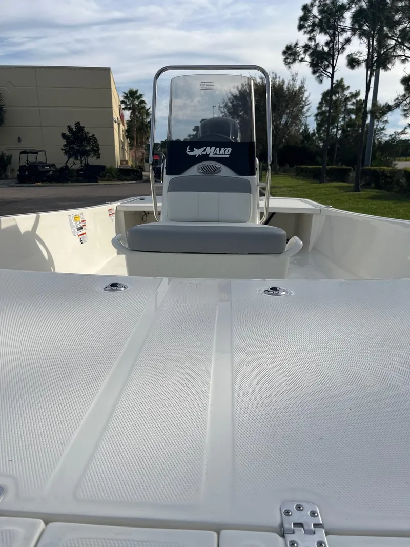 Slide: The Image of 2025 Mako Pro Skiff 17 CC boat, white deck, center console, outdoor setting. - 47